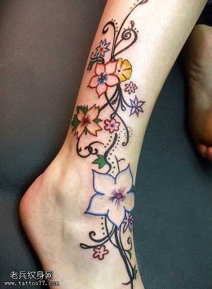 腿部彩花藤纹身图案