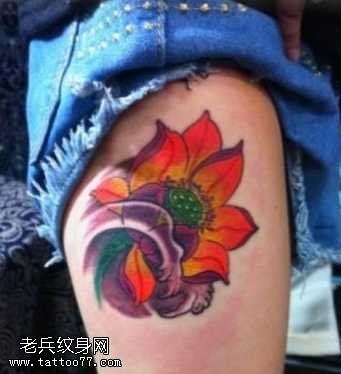 腿部彩色莲花纹身图案