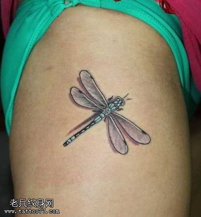 腿部小蜻蜓纹身图案