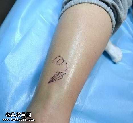 腿部另类潮流纸飞机纹身图案