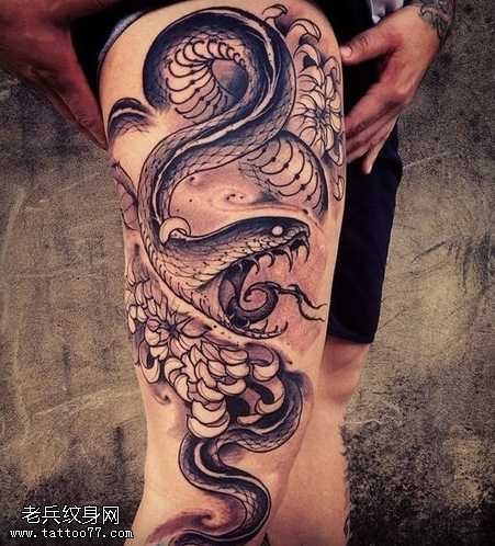 腿部蛇纹身图案