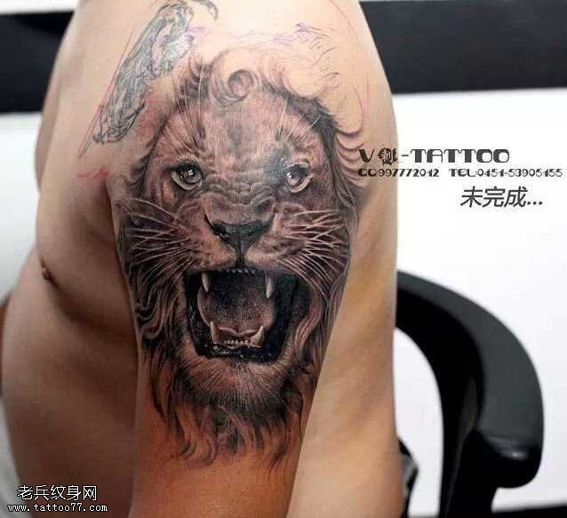 手臂狮子纹身图案