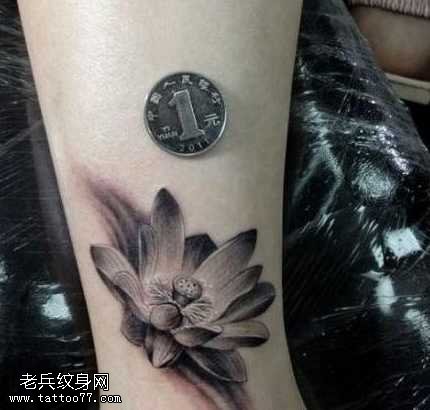 腿部精美黑灰莲花纹身图案