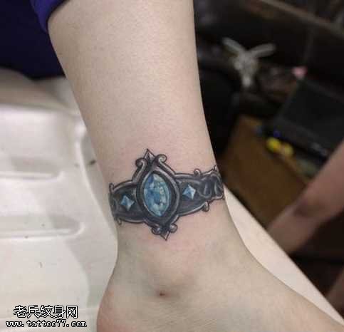 腿部钻石纹身图案