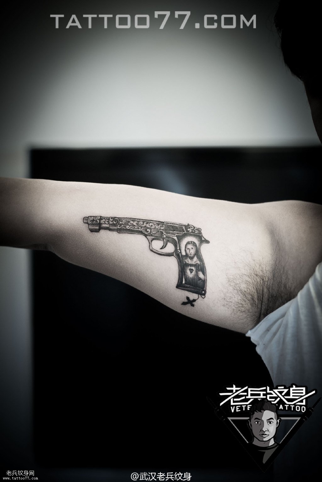 手臂内侧耶稣手枪纹身图案作品