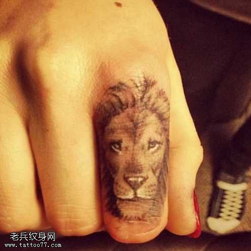 手指小狮子头像纹身图案