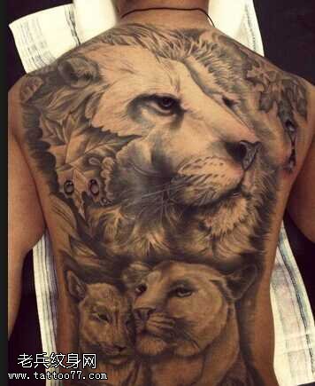 背部霸气的狮子纹身图案