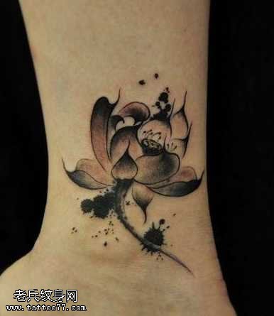 腿部水墨画莲花纹身图案