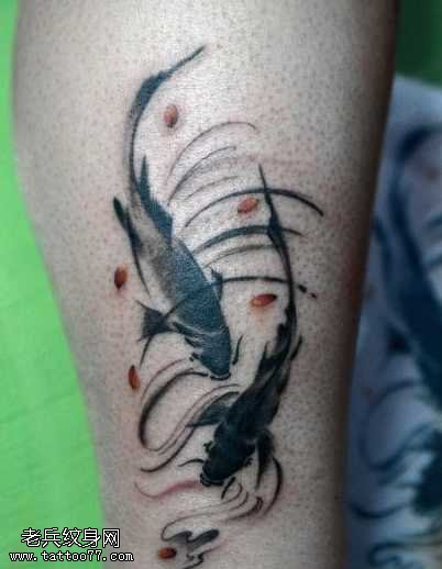 腿部潮流的水墨画鲤鱼纹身图案