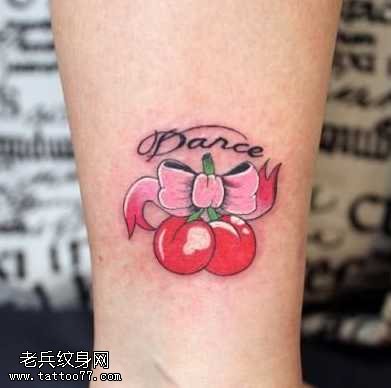 腿部流行的蝴蝶结与樱桃纹身图案