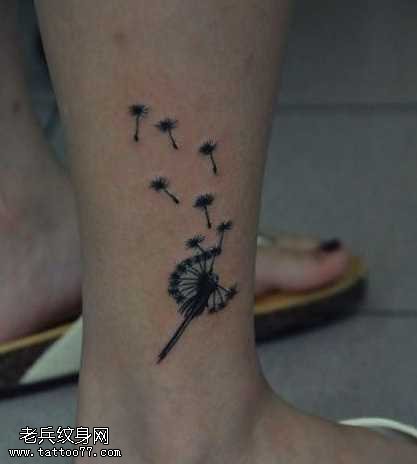 腿部流行的蒲公英纹身图案