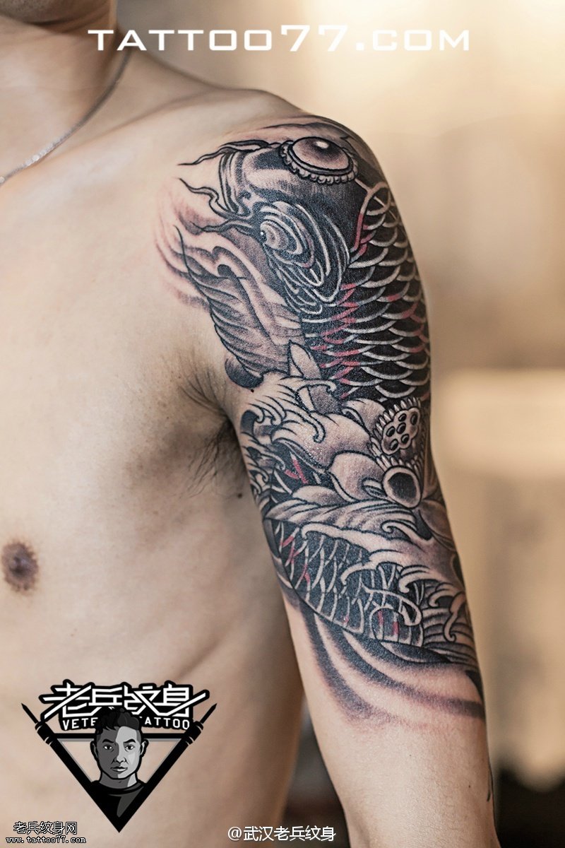 手臂黑灰鲤鱼莲花纹身图案作品遮盖旧纹身