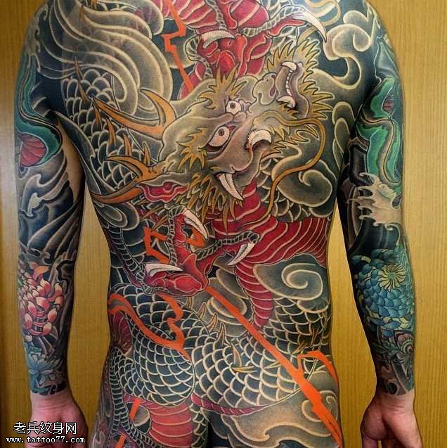 满背经典帅气的中国龙纹身图案