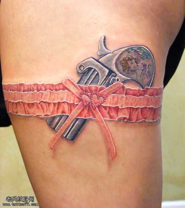 腿部手枪纹身图案