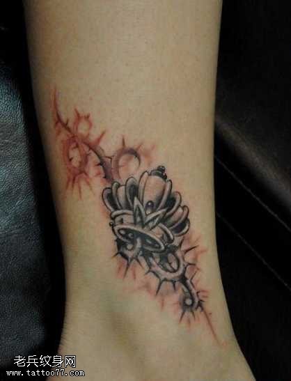 腿部皇冠纹身图案