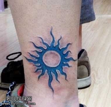 彩色烙印效果太阳纹身图案
