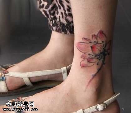 腿部唯美好看的水墨莲花纹身