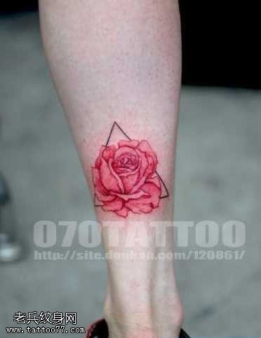 玫瑰花与三角形纹身图案