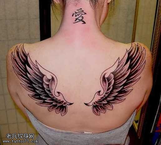 背部小小的天使翅膀纹身图案