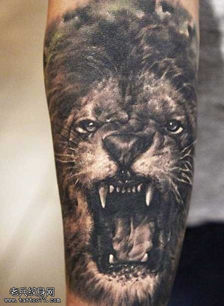 腿部黑灰狮子纹身图案