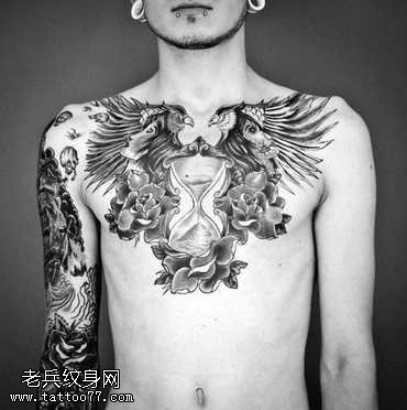 胸部老鹰玫瑰纹身图案