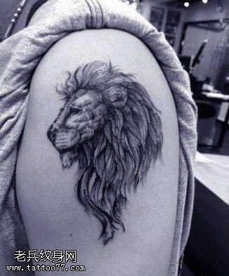 手臂狮子头纹身图案