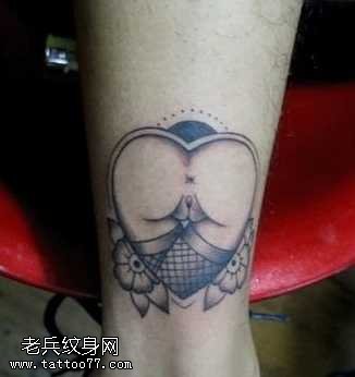 腿部一幅另类的爱心纹身图案