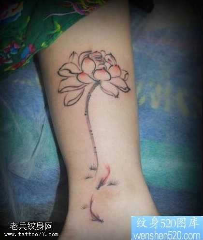 腿部水墨画莲花小鲤鱼纹身图案