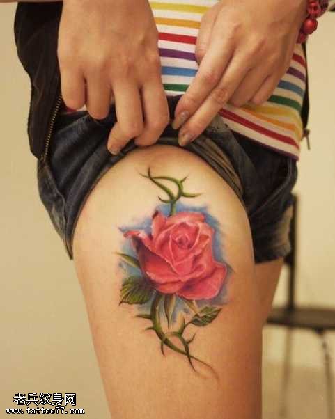 腿部漂亮的彩色玫瑰花纹身图案