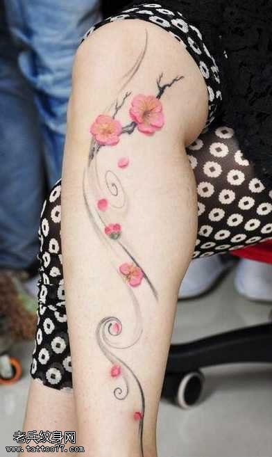 腿部彩色梅花纹身图案