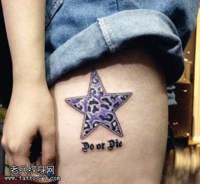 腿部一幅豹纹五角星纹身图案