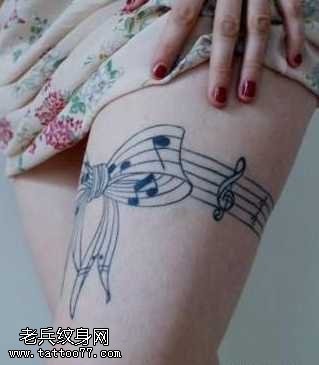 腿部一幅另类的蕾丝纹身图案