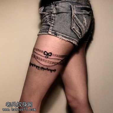 腿部精美的蕾丝纹身图案