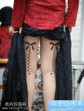 腿部漂亮的蝴蝶结与蕾丝纹身图案