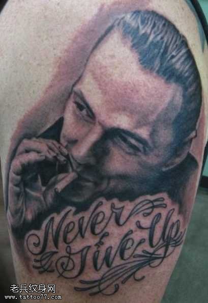 腿部吸烟男纹身图案
