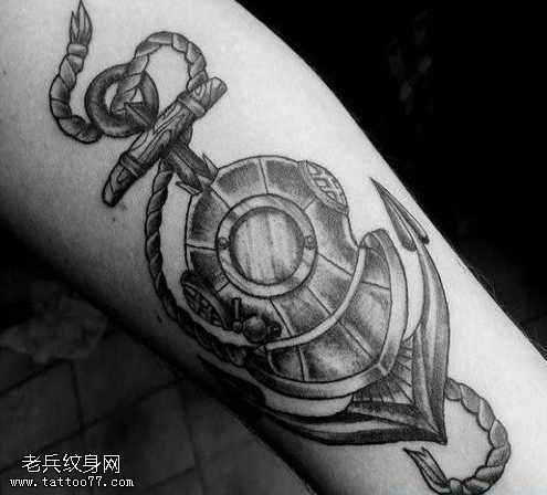 手臂上的黑白船锚纹身图案