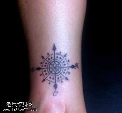 腿处简单的图腾指南针纹身图案