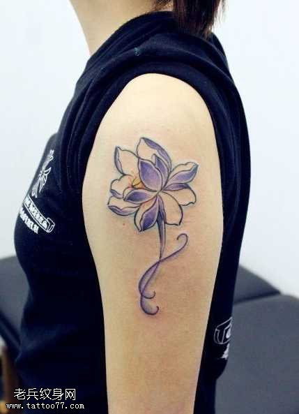胳膊彩色莲花纹身图案