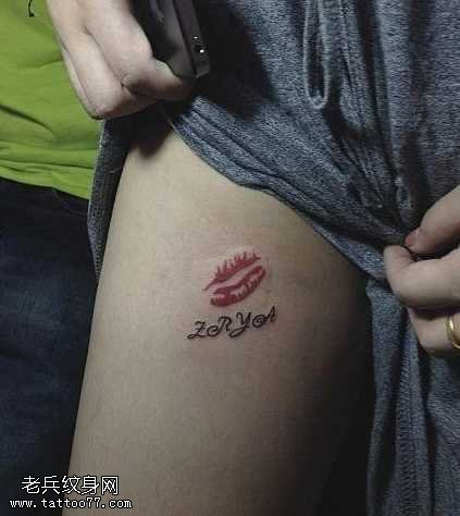 腿部唇印与字母纹身图案
