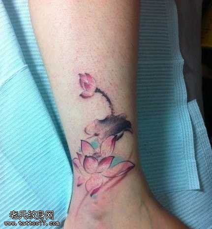 腿部彩色水墨画莲花纹身图案