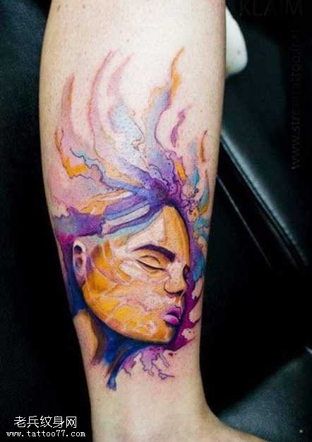 腿部彩火纹身图案