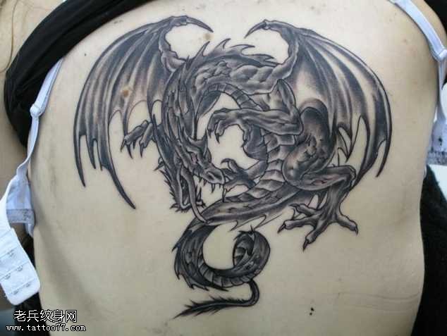 背部飞龙纹身图案