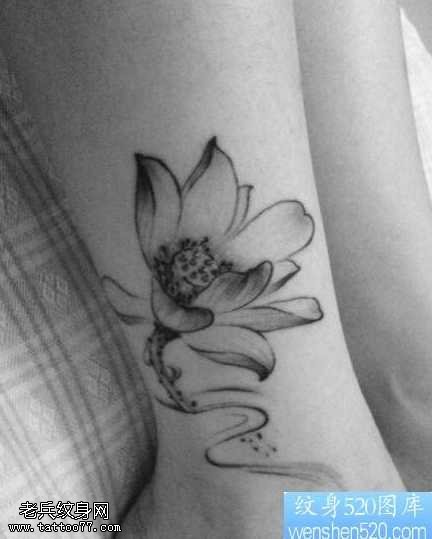 腿部精美的水墨画莲花纹身图案