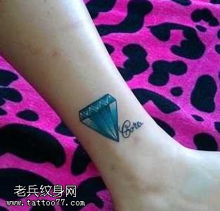腿部彩色钻石纹身图案
