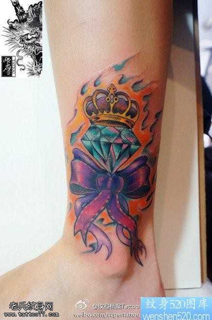 腿部皇冠蝴蝶结钻石纹身图案