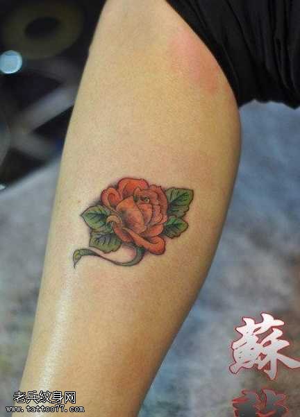 腿部花朵纹身图案