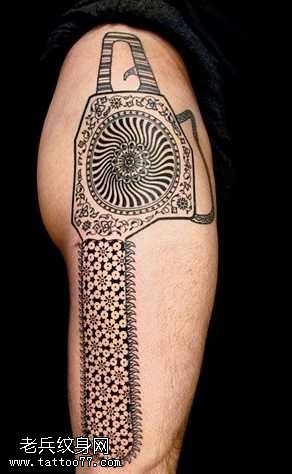 腿部电锯纹身图案