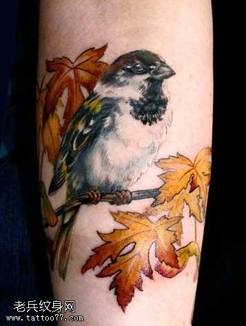 腿部小鸟叶纹身图案