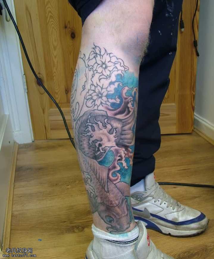腿部蓝鲤鱼纹身图案