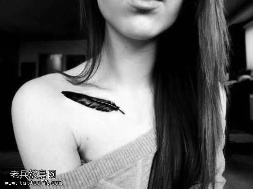 锁骨唯美羽毛纹身图案